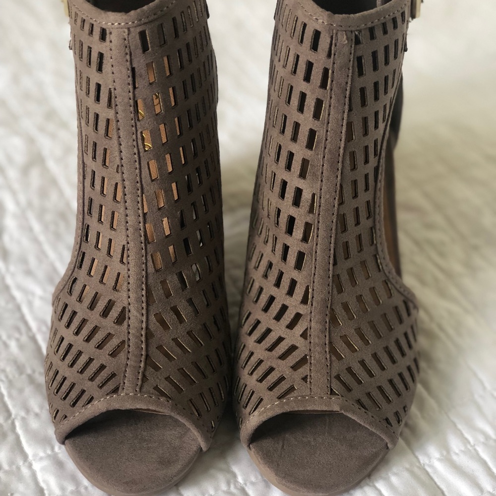 Shoes  Brand NEW IN BOX 3.5 “ heel - Picture 7 of 7